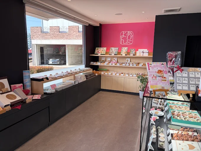 木の棚とイートイン席のあるあびによんの店内