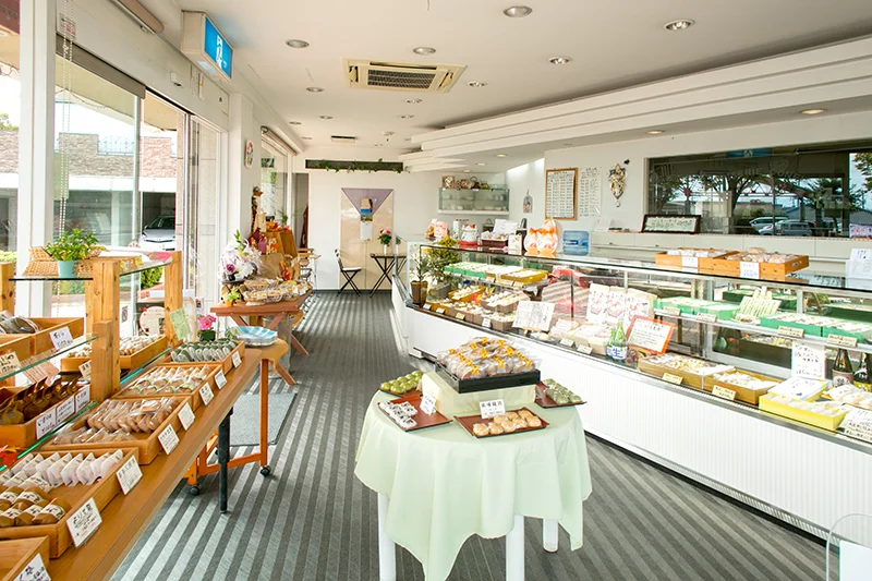 洋菓子と和菓子が並ぶあびによんの店内
